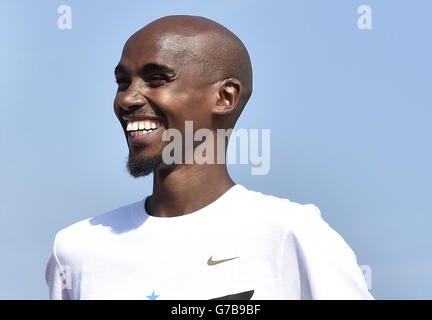 Great Britain's Mo Farah sulla pista gateshead Great City Games durante una telefonata per la 2014 Bupa Great North Run al NewcastleGateshead Quayside. Foto Stock