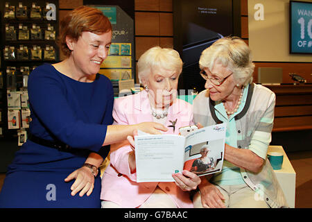 (Da sinistra a destra) Lucy Hastings Program Director for Strategy at Age UK, assiste June Whitfield e Moira Kelly, di 81 anni, con i loro dispositivi digitali durante l'EE Techy Tea Party presso il Westfield London Shopping Center, Shepherd's Bush. ASSOCIAZIONE STAMPA Data immagine: Martedì 9 settembre 2014. L'EE National Techy Tea Party Day mira a contrastare l'esclusione digitale e si è svolta oggi in oltre 500 negozi in tutto il Regno Unito. Il credito fotografico dovrebbe essere: Sean Dempsey/PA Foto Stock