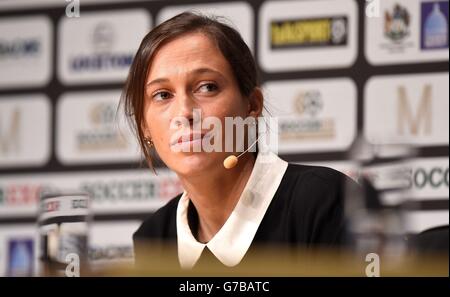 Katrien Meire, CEO di Charlton Athletic, parla durante il secondo giorno della SoccerEX Convention al Manchester Central Convention Complex, Manchester. Foto Stock