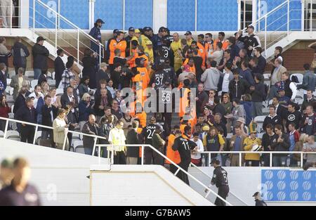 I giocatori neozelandesi lasciano il campo mentre i fan invadono, causando l'arresto della partita contro l'Australia durante la partita del ICC Champions Trophy all'Oval, a sud di Londra. , NESSUN UTILIZZO DEL TELEFONO CELLULARE. Foto Stock