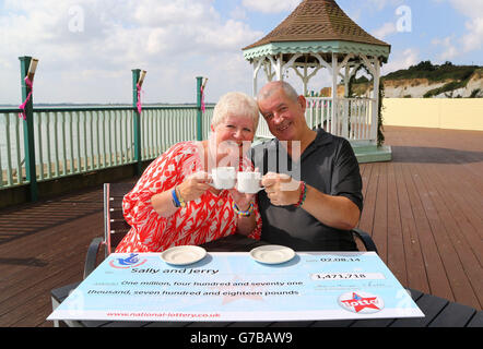 Sally Ann Wells con il suo partner Jerry Gregory festeggia la sua vittoria della lotteria Nazionale di &Pound;1,471,718 al Pegwell Bay Hotel di Ramsgate, Kent, dopo aver scoperto la sua vittoria mentre leggeva il giornale locale. Foto Stock