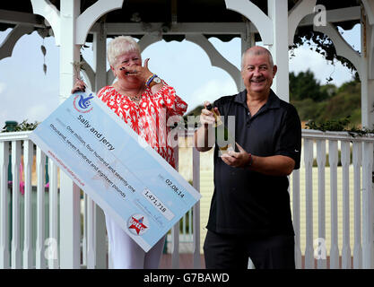 Sally Ann Wells con il suo partner Jerry Gregory festeggia la sua vittoria della lotteria Nazionale di &Pound;1,471,718 al Pegwell Bay Hotel di Ramsgate, Kent, dopo aver scoperto la sua vittoria mentre leggeva il giornale locale. Foto Stock