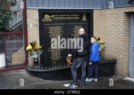 Calcio - Sky Bet League One - Bradford City / Yeovil Town - Coral Windows Stadium. I fan guardano il Valley Parade Fire Memorial prima della partita Foto Stock