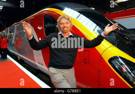 L'imprenditore britannico Sir Richard Branson con il trio finale di ribaltamento per entrare in servizio sulla West Coast Mainline, alla stazione di Euston. Il primo ministro si è Unito al boss dei treni della Vergine al lancio della città del treno della Vergine di 125 mph inclinabile di Londra, per segnare il completamento della prima fase di un aggiornamento multi-milione di libbre della linea della costa occidentale. Foto Stock