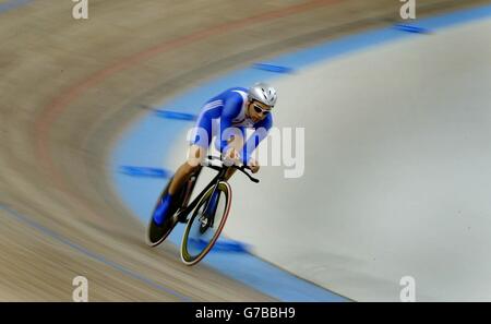 Darren Kenny della Gran Bretagna corre lungo la strada per vincere l'oro nella bicicletta CP3 da 3 km maschile Pursuit individuale ai Giochi Paralimpici di Atene. PER Foto Stock