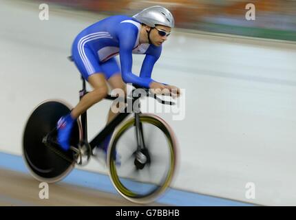 La Gran Bretagna Darren Kenny corre attraverso sulla sua strada per vincere l'oro nella bicicletta CP3 uomo 3 Pursuit individuale 3 km a Paralympic Games ad Atene. SOLO PER USO EDITORIALE Foto Stock