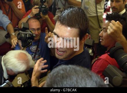 L'attore di Hollywood Tom Cruise è circondato da fotografi mentre arriva per una fotocellula per promuovere il suo nuovo film Collateral durante il 61° Festival del Cinema di Venezia al Lido di Venezia. Foto Stock