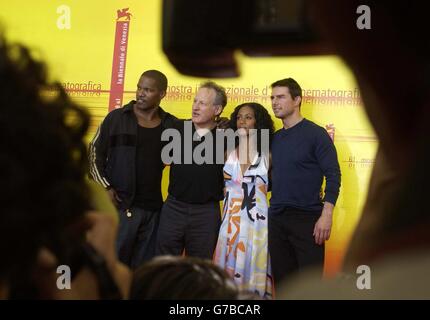 Da sinistra a destra; l'attore Jamie Foxx, il regista Michael Mann, l'attrice Jada Pinkett-Smith e l'attore Tom Cruise durante una fotocellula per promuovere il loro nuovo film Collateral durante il 61° Festival del Cinema di Venezia al Lido di Venezia. Foto Stock