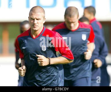 Il capitano inglese David Beckham durante una sessione di allenamento allo stadio Ernst Happel di Vienna, prima della partita di qualificazione della Coppa del mondo contro l'Austria. Foto Stock