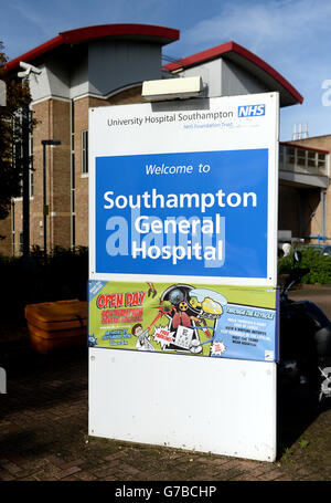 Vista generale della segnaletica per il Southampton General Hospital, parte della University of Southampton NHS Foundation Trust. Foto Stock