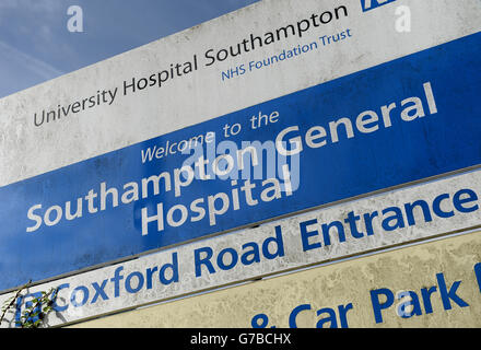 Vista generale della segnaletica per il Southampton General Hospital, parte della University of Southampton NHS Foundation Trust. Foto Stock