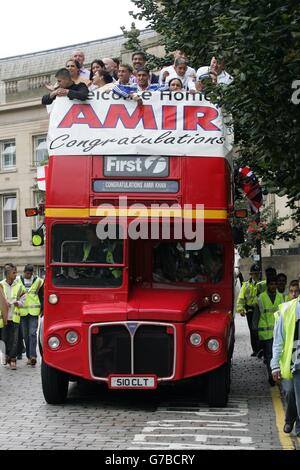 Il pugile Amir Khan, vincitore della medaglia d'argento olimpica britannica, ha fatto un tour in autobus scoperto della sua città natale di Bolton. Foto Stock