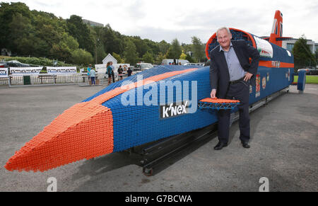 SOLO PER USO EDITORIALE Bloodhound Project Director ed ex titolare di record di velocità di terra, Richard Noble, rivela ufficialmente una replica a grandezza naturale della 13.5 metri di lunghezza Bloodhound auto supersonica, Che è stato fatto dal team Royal British Legion Industries di ex personale di servizi utilizzando oltre 380,000 pezzi giocattolo KNEX, al Brooklands Museum di Weybridge, Surrey. Foto Stock