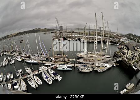 NOTA PER LA REDAZIONE: IMMAGINE RIPRESA CON OCCHIO DI PESCE la vista che si affaccia sul porto di Falmouth verso la città durante la Regata delle navi Tall, dove 46 navi da vela da tutto il mondo, tra cui 11 delle magnifiche navi Tall a vela quadrata sono ormeggiate a Falmouth durante il fine settimana. Foto Stock