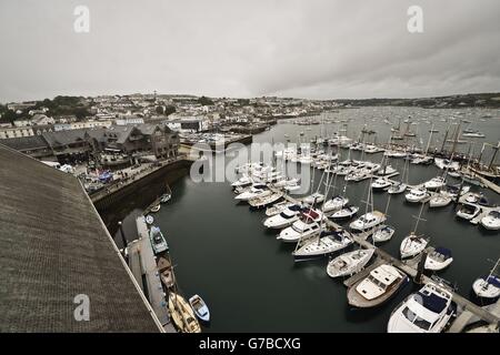 La vista che si affaccia sul porto di Falmouth verso la città durante la regata delle navi Tall, dove 46 navi da vela da tutto il mondo, tra cui 11 delle magnifiche navi Tall a vela quadrata, sono ormeggiate a Falmouth nel fine settimana. Foto Stock