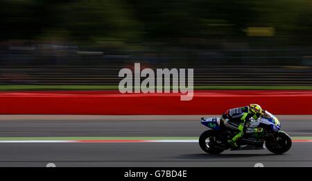 Valentino Rossi di Movistar Yamaha durante una mattinata di riscaldamento prima della gara Moto GP Hertz British Grand Prix al circuito di Silverstone, nel Northamptonshire. Foto Stock