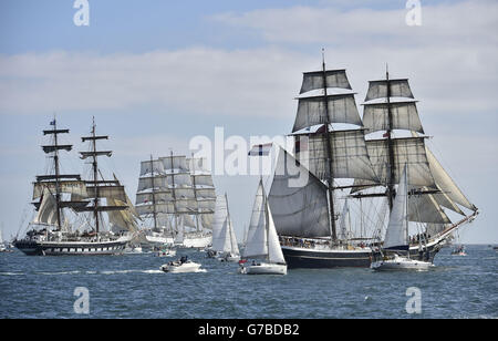 Navi alte che prendono parte alla Parata di vela dal porto di Falmouth mentre si dirigono verso il punto di partenza per la corsa a Greenwich, Londra, sotto vela. Foto Stock