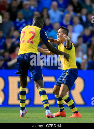 Alexis Sanchez (a destra) dell'Arsenal celebra il primo gol del gioco con Yaya Sanogo (a sinistra) del compagno di squadra Arsenal durante la partita della Barclays Premier League al King Power Stadium di Leicester. Foto Stock