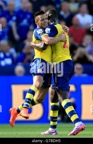 Alexis Sanchez di Arsenal (a sinistra) celebra il primo gol del gioco del suo lato con Yaya Sanogo del compagno di squadra Arsenal durante la partita della Barclays Premier League al King Power Stadium di Leicester. Foto Stock