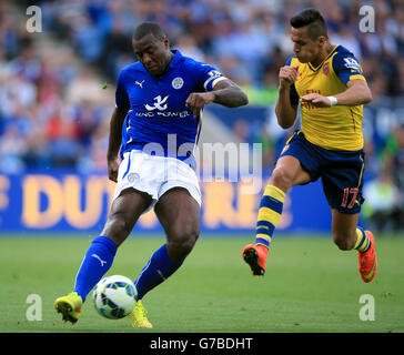 Alexis Sanchez di Arsenal (a destra) e Wes Morgan di Leicester City (a sinistra) lottano per la palla durante la partita della Barclays Premier League al King Power Stadium di Leicester. Foto Stock