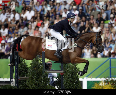 La Gran Bretagna Zara Phillips Riding High Kingdom compete nella fase finale della competizione di Eventing durante l'ottavo giorno dei Giochi equestri mondiali di Alltech FEI allo Stade D'Ornano , Normandie, Francia. Foto Stock