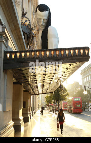 Una statua alta 25 metri del fashion designer americano Rick Owens è collocata sulla cima del baldacchino sopra l'ingresso a Selfridges in Oxford Street, Londra, per celebrare il lancio del World of Rick Owens. Foto Stock