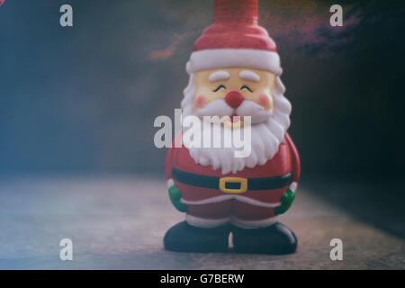Fotografia di un Babbo Natale giocattolo con uno sfondo sfocato Foto Stock