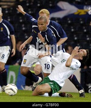 Nigel Quashie (centro) della Scozia sfida Milenko Acimovic della Slovenia durante la qualificazione alla Coppa del mondo di Hampden Park, Glasgow. Punteggio finale Scozia 0-0 Slovenia. Foto Stock