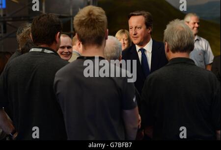 Il primo ministro David Cameron (centro destra) incontra i produttori locali che hanno contribuito a rifornire il vertice NATO di quest'anno a Celtic Manor a Newport, nel Galles meridionale, di prodotti e merci locali. Foto Stock