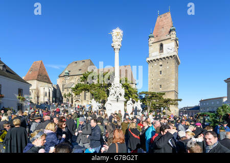 Processione di I Custodi delle vigne, 'Hiataeinzug', Hütereinzug, degustazione di vino nella parte anteriore della cappella Martin , Chiesa di Foto Stock