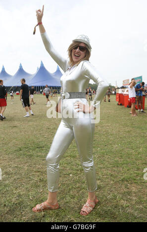 Bestival 2014 - terzo giorno. Festival Goers in abito elegante al Bestival, tenuto al Robin Hill Adventure Park, Isola di Wight. Foto Stock