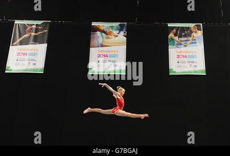 Sport - Sainsbury's 2014 School Games - Day Three - Manchester. I concorrenti si riscaldano prima della ginnastica delle ragazze durante i Giochi scolastici Sainsbury's 2014 alla Phones4U Arena di Manchester. Foto Stock