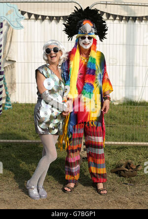 Bestival 2014 - terzo giorno. Festival Goers in abito elegante al Bestival, tenuto al Robin Hill Adventure Park, Isola di Wight. Foto Stock