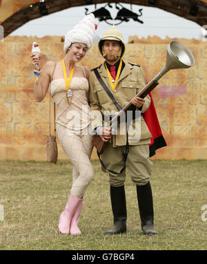 I festaioli Kayleigh Lush e Christopher Lewis in abito elegante a Bestival, tenuto al Robin Hill Adventure Park, Isola di Wight. Foto Stock