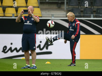 Calcio - UEFA Euro 2016 - Qualifiche - Gruppo D - Germania / Scozia - Scotland Training and Press Conference - Signal Iduna Park. Il manager scozzese Gordon Strachan (a destra) durante una sessione di allenamento al Signal Iduna Park di Dortmund. Foto Stock