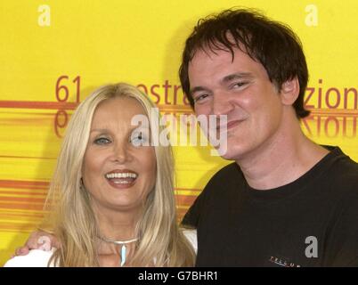 Quentin Tarantino e l'attrice Barbara Bouchet durante una fotocellula per promuovere la Storia segreta del Cinema Italiano - Re Italiano dei B, durante il 61° Festival del Cinema di Venezia al Lido di Venezia. Foto Stock