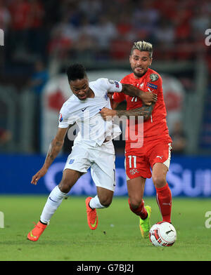 Inghilterra Raheem Sterling (a sinistra) combatte per la palla con Valon Behrami in Svizzera durante una qualificazione UEFA Euro 2016, partita del Gruppo e al St Jakob-Park Stadium di Basilea. Foto Stock