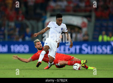 Inghilterra Raheem Sterling (a sinistra) combatte per la palla con Valon Behrami in Svizzera durante una qualificazione UEFA Euro 2016, partita del Gruppo e al St Jakob-Park Stadium di Basilea. Foto Stock