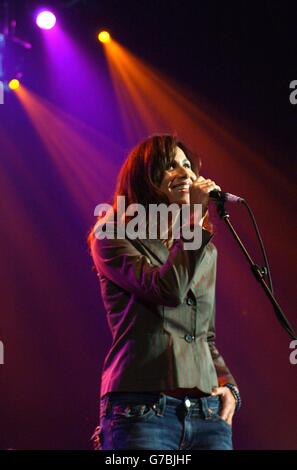 L'attrice e cantante inglese Minnie driver si esibisce dal vivo sul palco dell'Hammersmith Apollo di Hammersmith, a Londra ovest, durante il concerto di beneficenza della Oxfam Make Trade Fair. Foto Stock