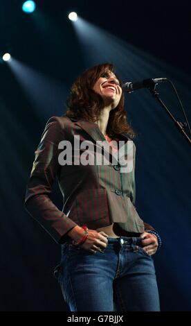 L'attrice e cantante inglese Minnie driver si esibisce dal vivo sul palco dell'Hammersmith Apollo di Hammersmith, a Londra ovest, durante il concerto di beneficenza della Oxfam Make Trade Fair. Foto Stock