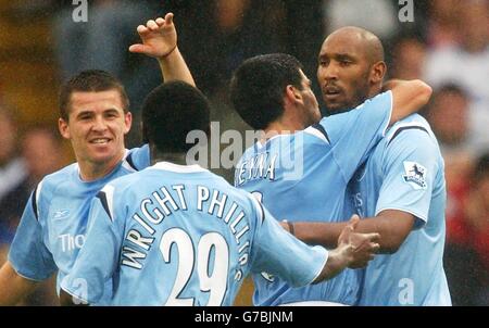 Nicolas Anelka (R) di Manchester City festeggia il suo secondo obiettivo contro Crystal Palace con i compagni di squadra Claudio Reyna, Shaun Wright-Phillips e Joey Barton durante la partita della Barclays Premiership a Selhurst Park, Londra, sabato 18 settembre 2004. Foto Stock