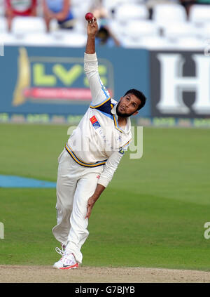 Yorkshire's Adil Rashid Bowls durante il terzo giorno della partita di campionato della contea di LV= Divisione uno a Trent Bridge, Nottingham. Foto DI SSOCIAZIONE. Data immagine: Giovedì 11 settembre 2014. Vedi PA storia CRICKET Nottinghamshire. Il credito fotografico dovrebbe essere: Simon Cooper/PA Wire Foto Stock