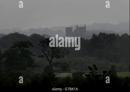 Meteo autunno 11 settembre 2014. Ripon Cattedrale visto sopra gli alberi, Nord Yorkshire. Foto Stock