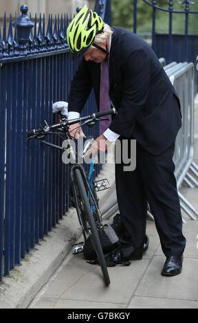 Il Sindaco di Londra Boris Johnson arriva in bici a Spencer House, nel centro di Londra, per il lancio del libro di Killers of the King di Earl Spencer. Foto Stock