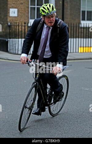 Il Sindaco di Londra Boris Johnson arriva in bici a Spencer House, nel centro di Londra, per il lancio del libro di Killers of the King di Earl Spencer. Foto Stock