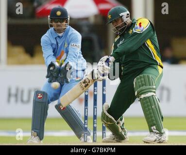 Il capitano pakistano Inzamam-ul-Haq gioca un colpo contro l'India durante la partita I.C.C Champions Trophy a Edgbaston, Birmingham. Foto Stock