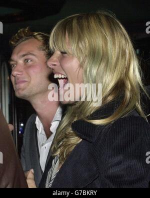 L'attore Jude Law e la sua ragazza Sienna Miller backstage alla sua ex-moglie, sfilata della moda Sadie Frost's London Fashion Week Primavera/Estate 2005, sponsorizzata da ghd, il marchio leader di bellezza dei capelli, e tenuta a Titanic, Brewer Street nel centro di Londra. Foto Stock