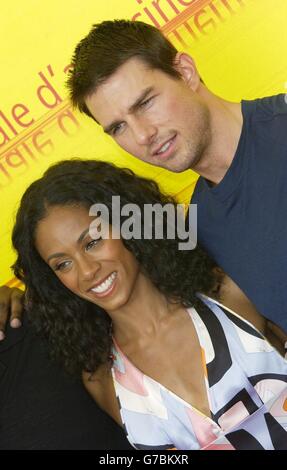 Gli attori Jada Pinkett-Smith e Tom Cruise durante una fotocall per promuovere il loro nuovo film collaterale durante il 61° Festival del Cinema di Venezia al Lido di Venezia. Foto Stock