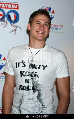 NESSUNA MERCHANDISING. Il cantante Lee Ryan dal backstage della boy band durante il 100° concerto dell'Entente corale : Rendezvous 100, presso la Wembley Arena nel nord di Londra. L'evento contribuisce a celebrare il centenario della firma e dell'accordo dell'epoca coloniale tra Francia e Inghilterra a Londra l'8 aprile 1904, con i proventi che vengono donati alle associazioni di beneficenza per la ricerca sul cancro in entrambi i paesi. Foto Stock