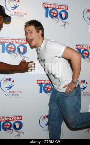 NESSUNA MERCHANDISING. Il cantante Lee Ryan dal backstage della boy band durante il 100° concerto dell'Entente corale : Rendezvous 100, presso la Wembley Arena nel nord di Londra. L'evento contribuisce a celebrare il centenario della firma e dell'accordo dell'epoca coloniale tra Francia e Inghilterra a Londra l'8 aprile 1904, con i proventi che vengono donati alle associazioni di beneficenza per la ricerca sul cancro in entrambi i paesi. Foto Stock